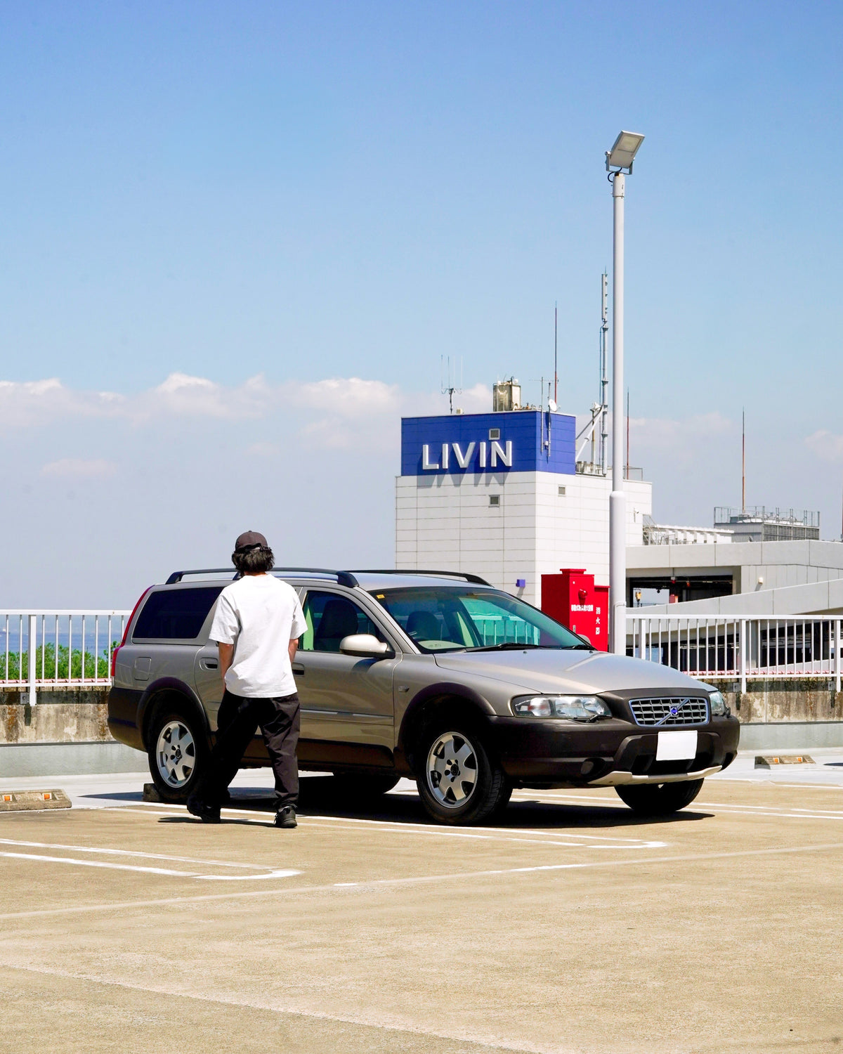 古すぎず、新しすぎず。仕事も旅も、目的地を自由につなぐ一台。（Volvo V70 XC）