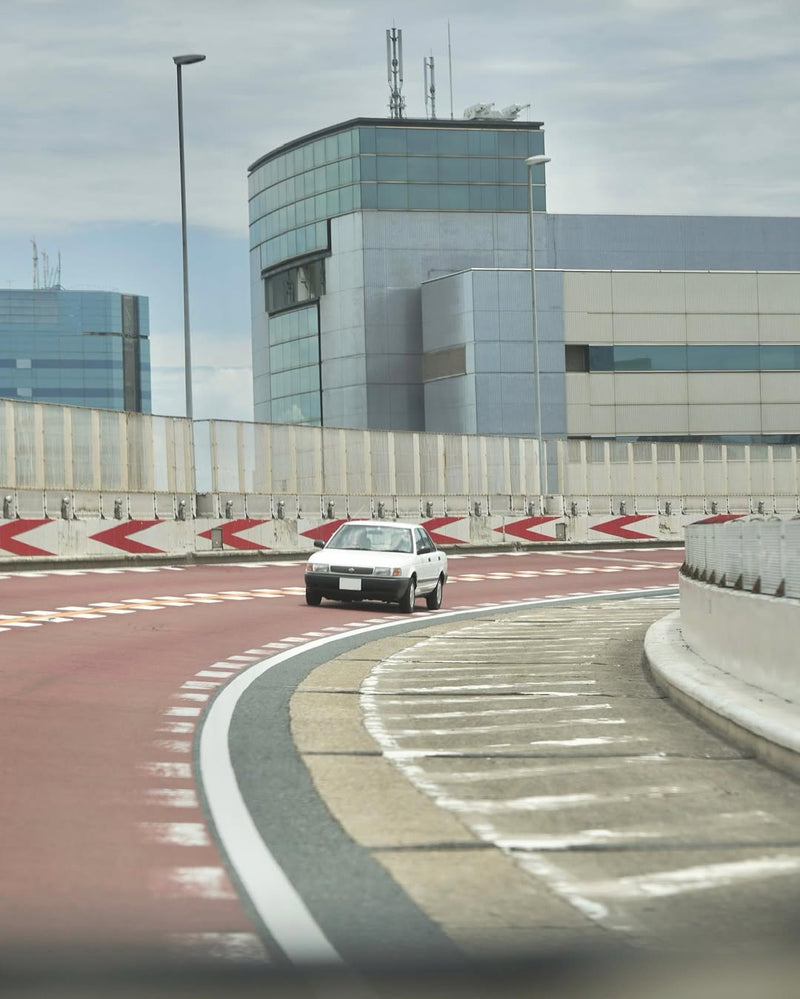 A presence that draws the eye. The Nissan Sunny amidst the scenery of the Shuto Expressway.